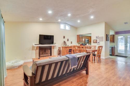 Pet-Friendly Tampa Bay Getaway Walk to the Water! in Oldsmar, USA