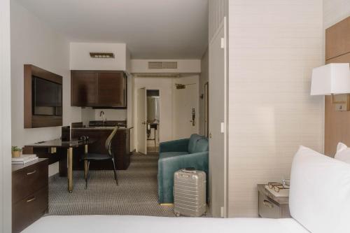 One Bedroom Suite with Kitchenette image 2