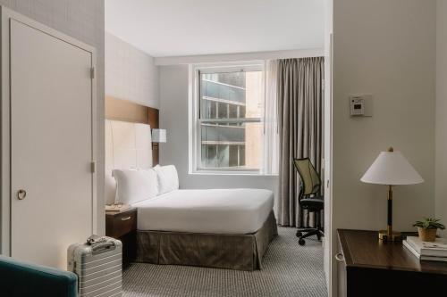 One Bedroom Suite with Kitchenette image 4