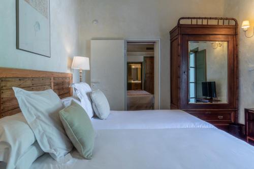 4 twin beds