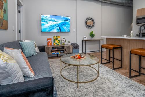 Prime OTR, 3 Lux Queen Beds, Two 55in TVs, Steps to TQL, Findlay Market, Light Rail, Fast Wifi in Cincinnati, USA