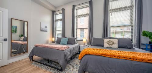 Prime OTR, 3 Lux Queen Beds, Two 55in TVs, Steps to TQL, Findlay Market, Light Rail, Fast Wifi in Cincinnati, USA