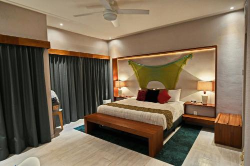 Exclusive 5-br Oasis Golf, Private Pool, Beach! in Akumal, Mexico