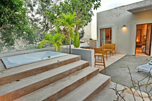 Exclusive 5-br Oasis Golf, Private Pool, Beach! in Akumal, Mexico