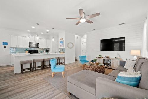 Walk To Beach Resort Pool Recently Renovated in Destin, USA