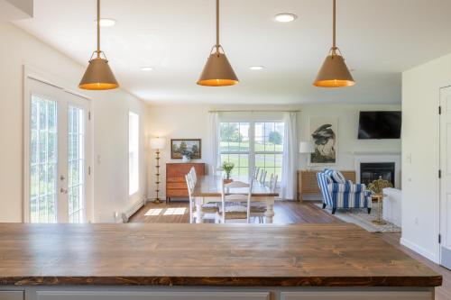 Elegant Coastal Retreat in ร็อกพอร์ต