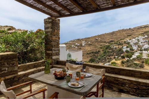 By The Stone Tinos · Triandáros