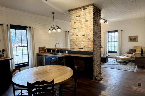 Historic Durham Mill House Cozy 2br Retreat - Durham, NC