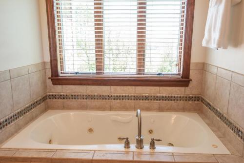 River Haven with Hot Tub in Perryville 