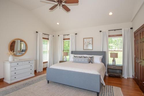 River Haven with Hot Tub in Perryville 