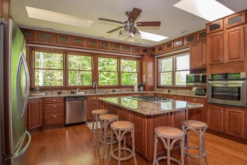 River Haven with Hot Tub in Perryville 