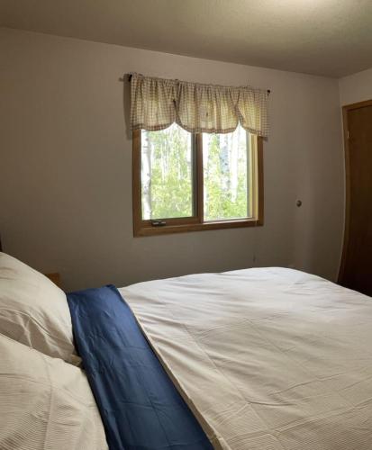 . Crowsnest River Chalet - Deer
