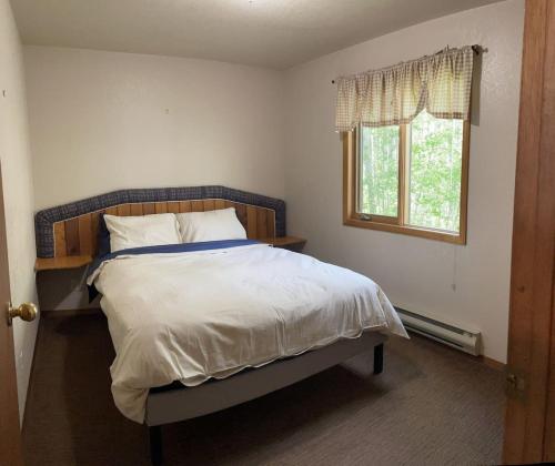 . Crowsnest River Chalet - Wolfs Den