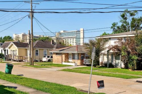 NOLA-steps to Ochsner hospital