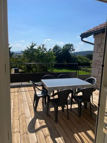 Gite authentique au coeur de Blavozy avec piscine privée, jacuzzi et terrain de pétanque (Gite authentique au coeur de Blavozy avec piscine privee, jacuzzi et terrain de petanque) in 布拉瓦濟