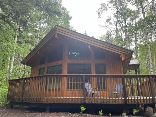 . Crowsnest River Chalet - Moose