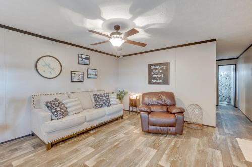 Lakefront Wetumpka Escape with Furnished Deck! in Wetumpka, USA