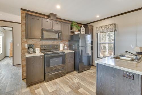 Lakefront Wetumpka Escape with Furnished Deck! in Wetumpka, USA