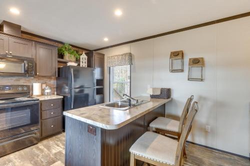 Lakefront Wetumpka Escape with Furnished Deck! in Wetumpka, USA