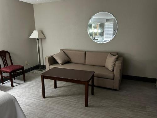 Days Inn by Wyndham Dahlonega - image 11