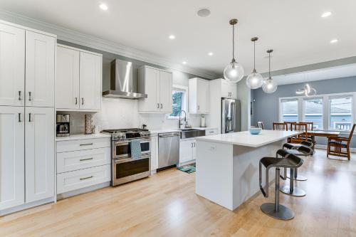 Awesome Chicago Home with Game Room, Deck and Yard! in Chicago, USA