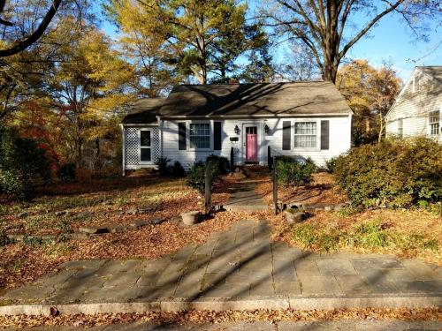 Charming Classic Cottage 2br in Durham, USA