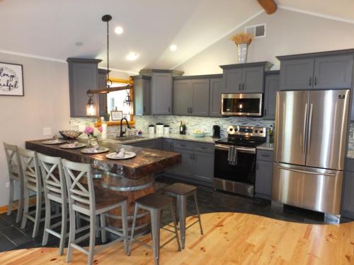 New! La Maison Malabar - Gorgeous Luxury Cabin! in South Haven, USA