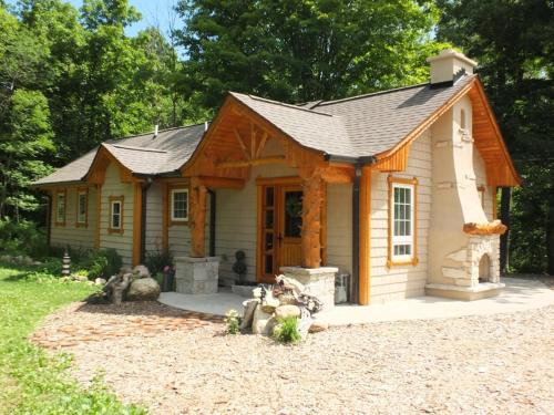 New! La Maison Malabar - Gorgeous Luxury Cabin! in South Haven, USA