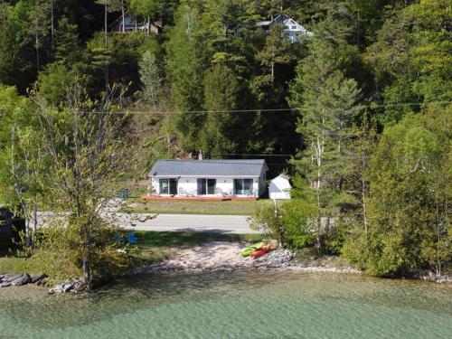 Lake Escape - Private Lakefront With Kayaks! in Frankfort, USA