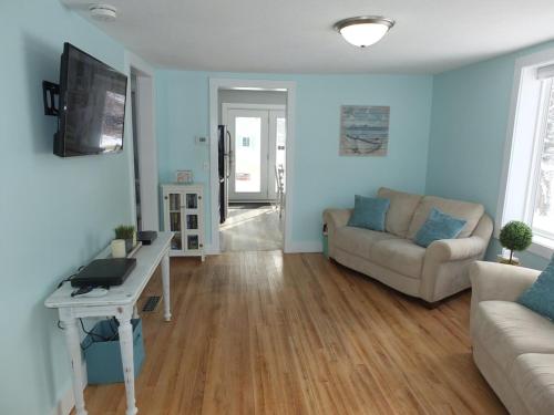 Beach Town Escape - Newly-remodeled & Gorgeous! in Frankfort, USA