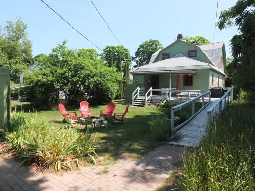 Leelanau Cottage - Gorgeous & Great Location! in Frankfort, USA