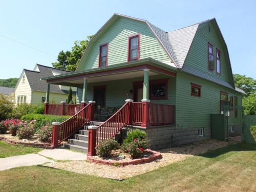 Leelanau Cottage - Gorgeous & Great Location! in Frankfort, USA
