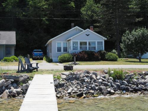 The Bright And Breezy - Lakefront With Spa! in Frankfort, USA