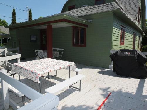 Leelanau Cottage - Gorgeous & Great Location! in Frankfort, USA