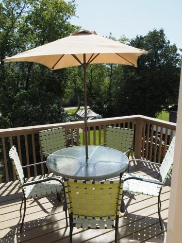 The Cute & Cozy - Upper Apt - Great Location! in Frankfort