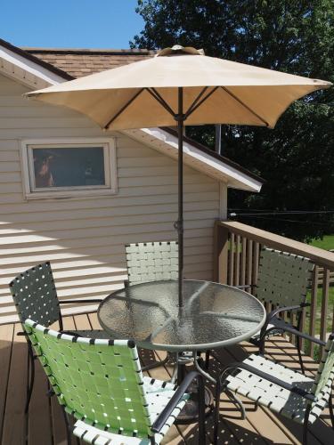 The Cute & Cozy - Upper Apt - Great Location! in Frankfort