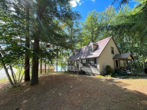 Lake Therapy - Lakefront, Charming, And Fun! in Mancelona, USA