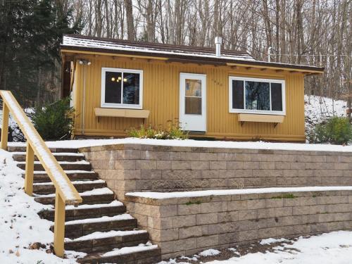 The Crystalaire Cabin - Charming And Relaxing! in Frankfort, USA