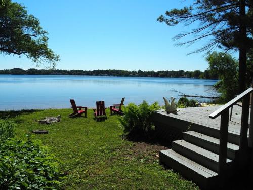 A Shorts Walk - Lakefront W Spa & Kayaks! in Elk Rapids, USA