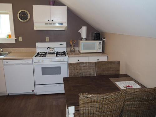 The Cute & Cozy - Upper Apt - Great Location! in Frankfort