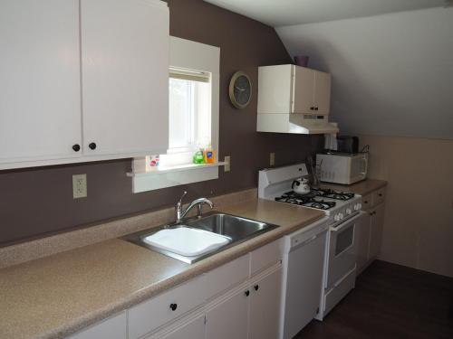 The Cute & Cozy - Upper Apt - Great Location! in Frankfort