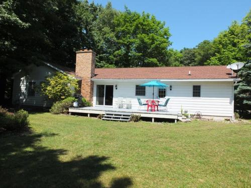 The Maple Cottage - Walk To Beach & Lake Michigan in Frankfort, USA