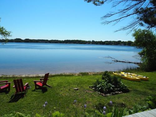 A Shorts Walk - Lakefront W Spa & Kayaks! in Elk Rapids, USA
