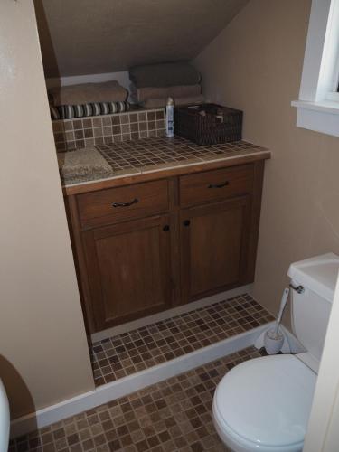 The Cute & Cozy - Upper Apt - Great Location! The Cute & Cozy - Upper Apt - Great Location!