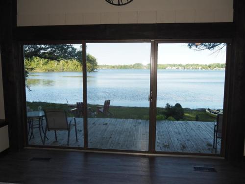 A Short's Walk - Lakefront w Spa & Kayaks! in Elkrapidsa (MI)