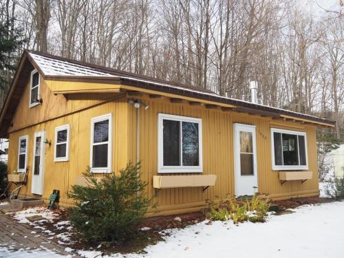 The Crystalaire Cabin - Charming And Relaxing! in Frankfort, USA