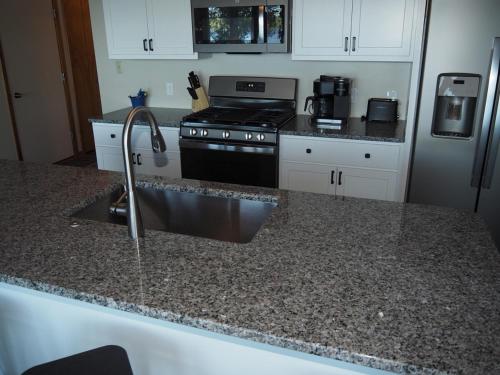 A Short's Walk - Lakefront w Spa & Kayaks! in Elkrapidsa (MI)