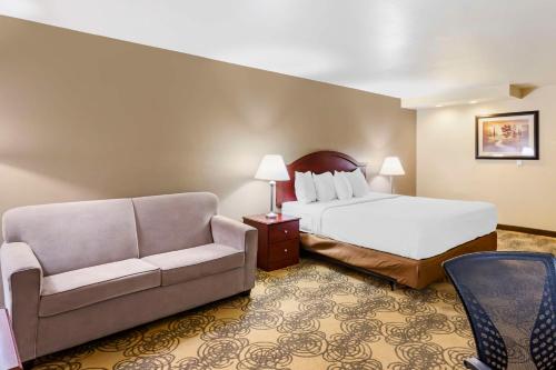 Family Room with Two Queen Beds and Sofa Bed - Non-Smoking