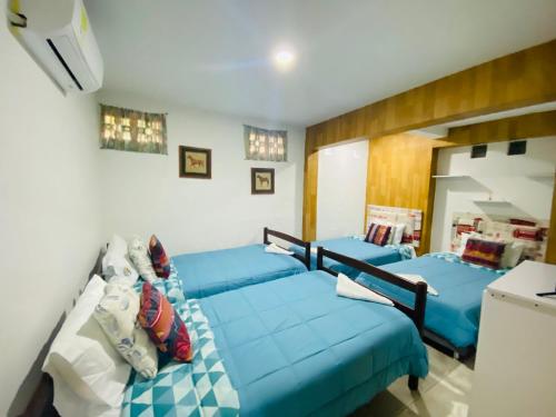 4 twin beds