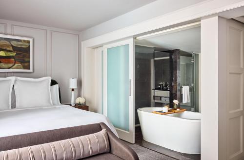 Deluxe King Room room in Rosewood Hotel Georgia